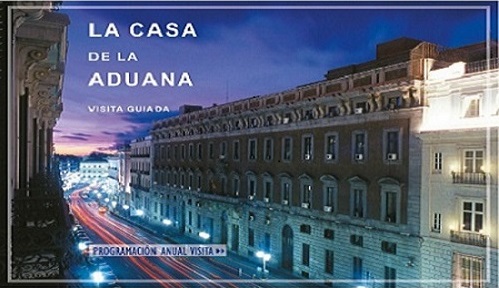 vista de la fachada alta el la casa de aduanas con puesta de sol